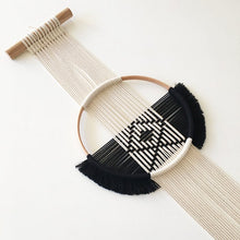 Afbeelding in Gallery-weergave laden, Geometrische wandhanger - Gebroken wit/ zwart - Lounge&Lifestyle