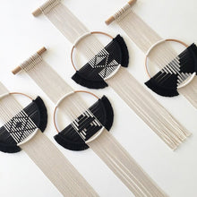 Afbeelding in Gallery-weergave laden, Geometrische wandhanger - Gebroken wit/ zwart - Lounge&Lifestyle