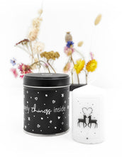 Afbeelding in Gallery-weergave laden, Cadeaublikje met kaarsje met hertjes