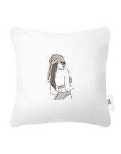 Afbeelding in Gallery-weergave laden, Buitenkussen - Lijntekening vrouw met bandana en scooter