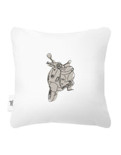 Afbeelding in Gallery-weergave laden, Buitenkussen - Lijntekening vrouw met bandana en scooter