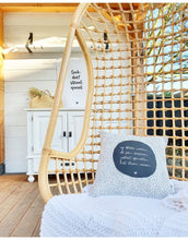 Afbeelding in Gallery-weergave laden, Buitenkussen - Wit met gedichtje - Lounge&Lifestyle