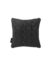 Afbeelding in Gallery-weergave laden, Buitenkussen - Zwart met tekst 'Geluk is genieten van wat er is' - Lounge&Lifestyle